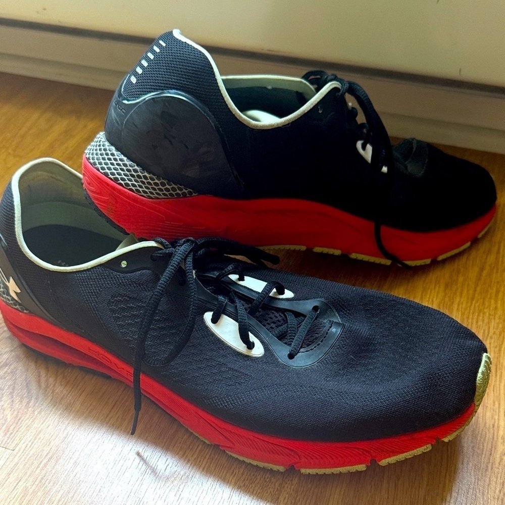 Under Armour UA Hovr Sonic 5 Black and Red Athletic running Shoes men’s size 16